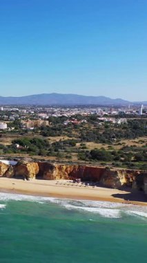 Portekiz 'in Albufeira kıyı şeridi boyunca uzanan dramatik uçurumların, kumlu sahillerin ve turkuaz suların manzaralı manzarası..