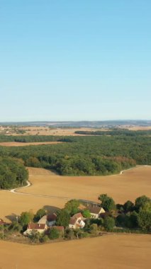 La Grange Treillard yakınlarındaki açık mavi gökyüzünün altında altın tarlalar ve sık ormanlarla çevrili küçük bir kırsal yerleşim yeri..