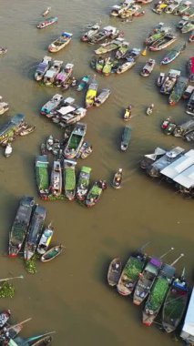 Cai Rang 'da, Vietnam' da bir nehirde yüzen teknelerin insansız hava aracı çekimi, canlı ticaret ve geleneksel nehir hayatı sergiliyor..