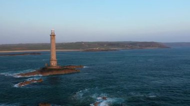 Phare du Cap de la Hague deniz fenerinin manzarası. Fransa 'nın Normandiya şehrinde kıyı şeridi ve sakin deniz kıyısında duruyor..