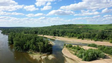 Güneşli bir günde, Pouilly yakınlarındaki yemyeşil yemyeşil ve yuvarlanan üzüm bağlarıyla çevrili Loire nehrinin hava manzarası..