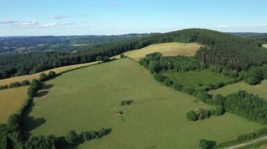 Berrak bir yaz gününde, Fransa 'nın Burgundy bölgesindeki Morvan kırsalındaki yemyeşil tarlaların ve sık ormanların havadan görünüşü.