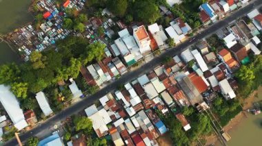 Vietnam 'da çatıları, yeşillikleri ve nehir kenarları olan Chau Doc köyünün insansız hava aracı görüntüleri. Şehir ve doğal manzara yukarıdan çekildi.