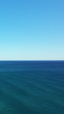 İtalya 'nın Acciaroli kıyıları açıklarında derin mavi su ve temiz gökyüzü ile sakin deniz manzarası. Huzur, doğa ve seyahat kavramları için mükemmel..