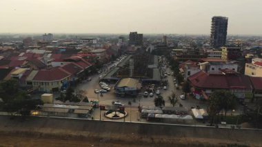 İnsansız hava aracı, Kamboçya 'daki kentsel binalarla çevrili Battambang merkez pazarını yakalıyor. Sahne, işlek sokaklar ve geleneksel ve modern mimarinin bir karışımıyla şehir yaşamını ön plana çıkarıyor..