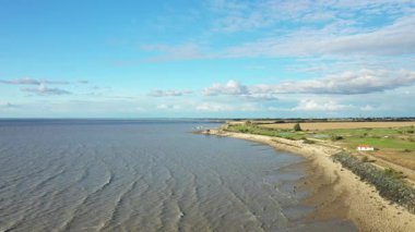 Sakin deniz, kumlu sahil ve Fransa 'nın La Rochelle kenti yakınlarındaki mavi gökyüzünün altındaki açık alanlar geniş bir kıyı şeridi..