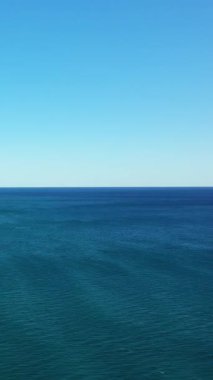 İtalya 'nın Acciaroli kıyısında berrak bir gökyüzüne kavuşan derin mavi sularla sakin bir deniz manzarası. Huzur ve huzur için mükemmel bir geçmiş ya da kavram..