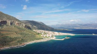 Monemvasia 'nın dramatik dağları, turkuaz denizi ve mavi gökyüzünün altında pitoresk bir kıyı kasabası. Sahne, Yunan sahil şeridinin doğal güzelliğini ve cazibesini yansıtıyor.
