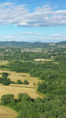 Yoğun yeşil orman manzarası ve Saint-Honore-les-Bains, Fransa yakınlarındaki mavi gökyüzünün altındaki yuvarlanan tepeler. Huzur ve doğa kavramları için ideal huzurlu doğal manzara..