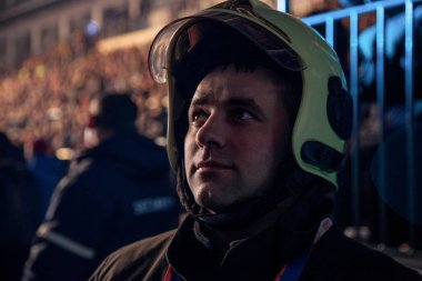 Parlak sahne ışıkları önünde konser kalabalığının siluetleri