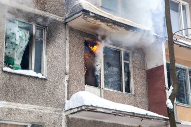 Üç itfaiyeci bir apartmandaki yangını söndürdü.