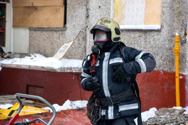 Üç itfaiyeci bir apartmandaki yangını söndürdü.