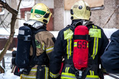 Üç itfaiyeci bir apartmandaki yangını söndürdü.