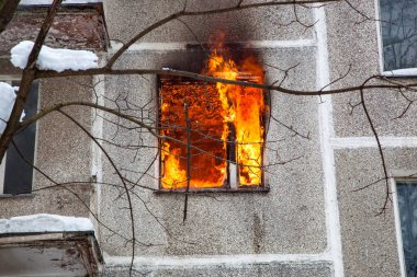 Üç itfaiyeci bir apartmandaki yangını söndürdü.