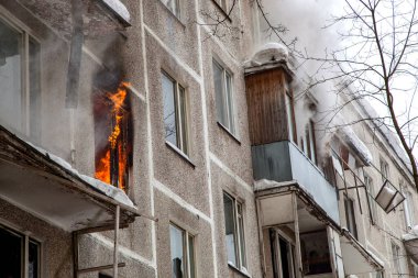 Üç itfaiyeci bir apartmandaki yangını söndürdü.