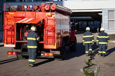 Üç itfaiyeci bir apartmandaki yangını söndürdü.
