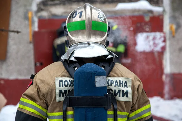 Три Пожежники Гасять Пожежу Багатоквартирному Будинку — стокове фото