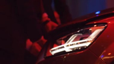 Zengin Rus işadamı yepyeni lüks arabasını kontrol