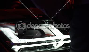 Zengin kişi başı başarılı ayakta yepyeni lüks arabasını yukarıda