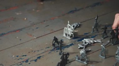 Ahşap evin katta plastik askerler ile küçük çocuk oyun