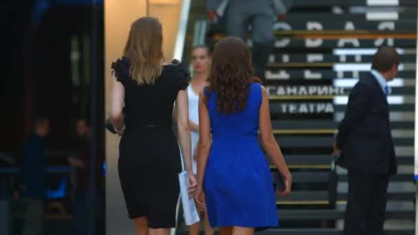 Mujeres atractivas ricas entrando en el Club VIP en el espectáculo de teatro de Alejandría San Petersburgo 31.07.2015 — Vídeos de Stock