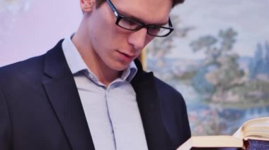 Genç çekici üniversite öğrencisi okuma kitabı sanat sınıfı