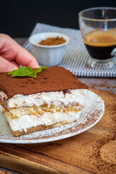 Kadın Geleneksel Tiramisu Kekini Tabağa Koyuyor Otantik Glütensiz Talyan Katmanlı — Stok fotoğraf