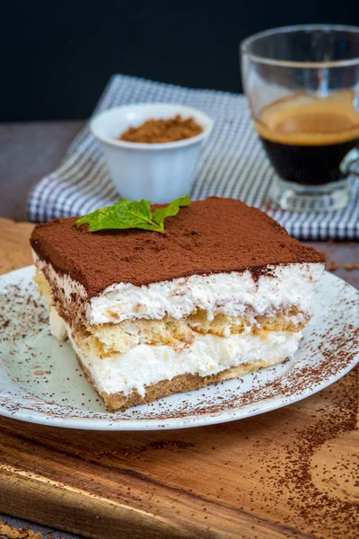 Snijd Traditionele Tiramisu Cake Geserveerd Met Een Kopje Koffie Achtergrond — Stockfoto