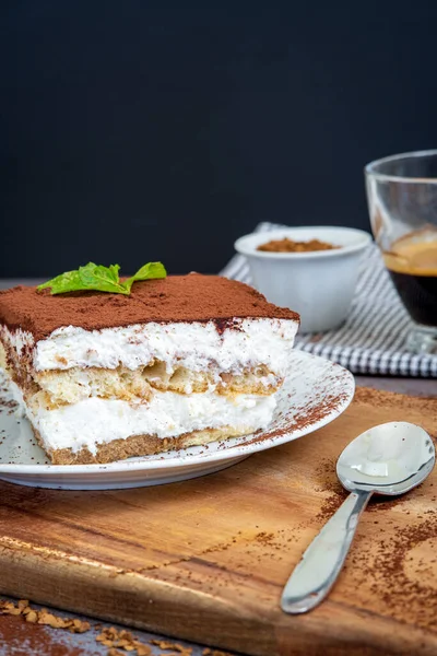 Snijd Traditionele Tiramisu Cake Geserveerd Met Een Kopje Koffie Achtergrond — Stockfoto