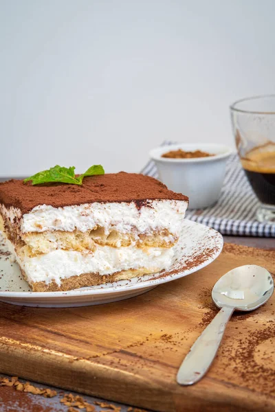 Tranche Gâteau Tiramisu Traditionnel Servi Avec Une Tasse Café Arrière — Photo