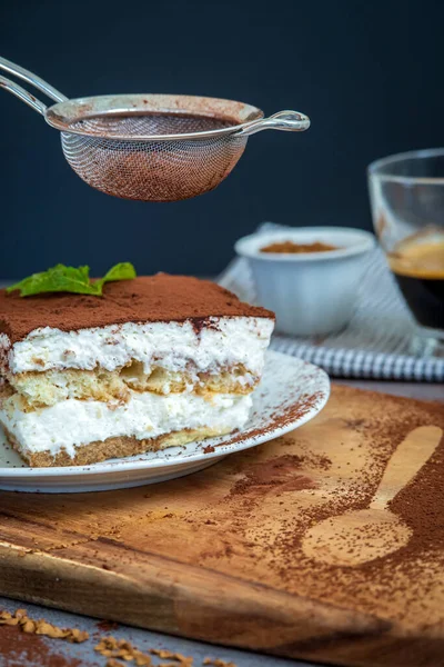 Trancher Gâteau Tiramisu Traditionnel Saupoudré Cacao Poudre Aide Tamiseur Authentique — Photo