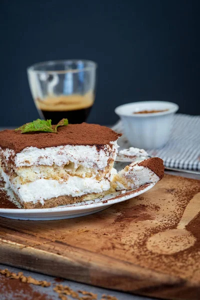 Tranche Gâteau Tiramisu Traditionnel Servi Avec Une Tasse Café Arrière — Photo