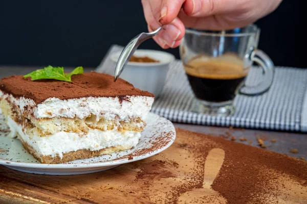 Femme Mangeant Gâteau Tiramisu Traditionnel Aide Une Cuillère Authentique Dessert — Photo