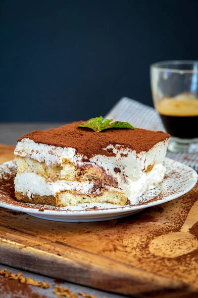 Tranche Gâteau Tiramisu Traditionnel Mangé Avec Une Tasse Café Arrière — Photo