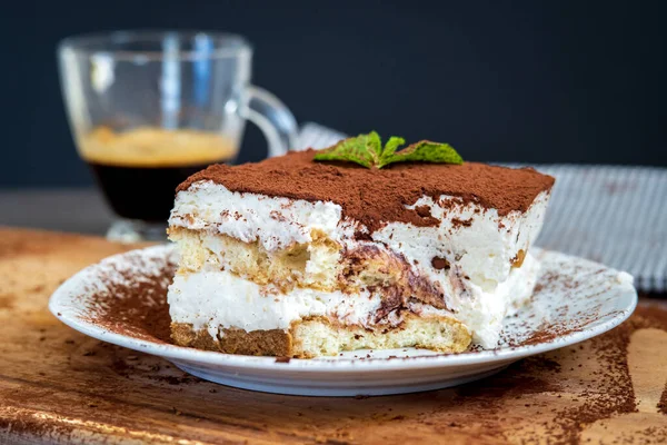 Gegessen Wird Traditioneller Tiramisu Kuchen Mit Einer Tasse Kaffee Hintergrund — Stockfoto