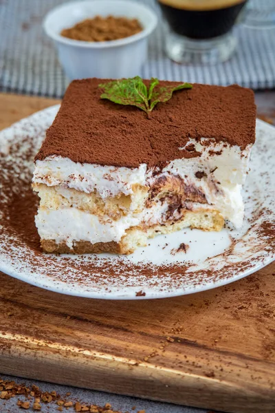 Tranche Gâteau Tiramisu Traditionnel Mangé Avec Une Tasse Café Arrière — Photo