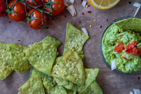 Verse Zelfgemaakte Guacamole Kom Met Groene Avocado Smaak Tortilla Chips — Stockfoto