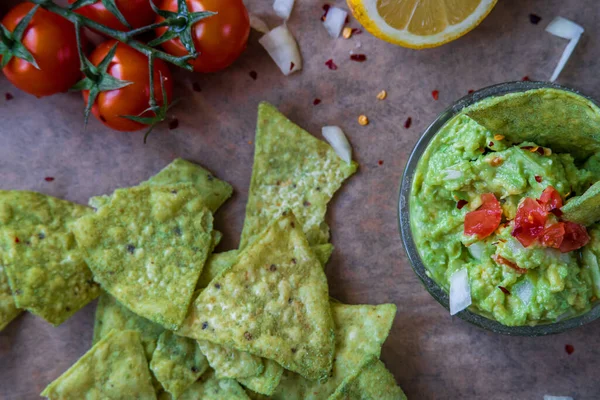Verse Zelfgemaakte Guacamole Kom Met Groene Avocado Smaak Tortilla Chips — Stockfoto