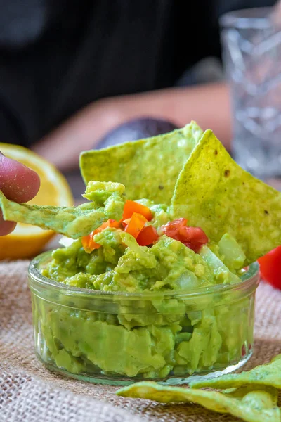 Handen Nemen Van Verse Zelfgemaakte Guacamole Dip Met Groene Avocado — Stockfoto