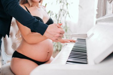 Birbirine aşık çiftler birbirlerinin ellerini tutarlar.