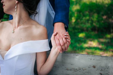 Birbirini seven bir erkek ve bir kadın birbirlerinin ellerini tutarlar.