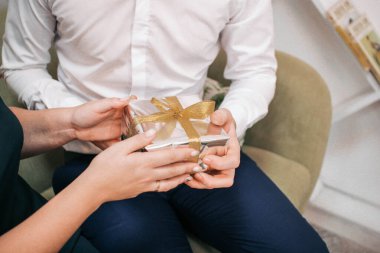 Birbirini seven bir erkek ve bir kadın birbirlerinin ellerini tutarlar.