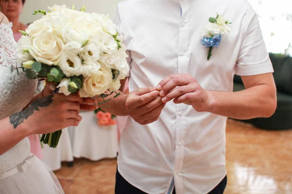 Casal Apaixonado Segurar Mãos Outro — Fotografia de Stock