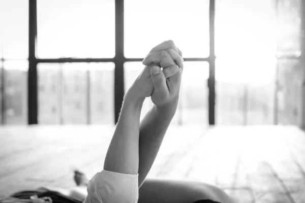 Birbirine aşık çiftler birbirlerinin ellerini tutarlar.