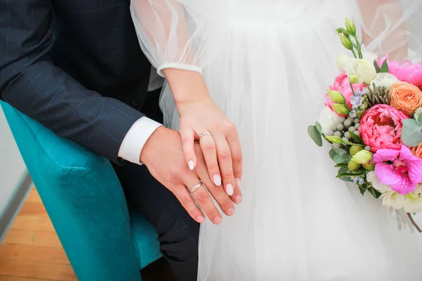 Casal Apaixonado Segurar Mãos Outro — Fotografia de Stock