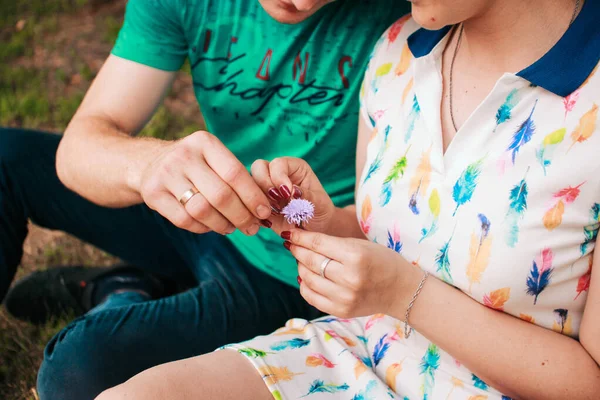 Hombre Una Mujer Enamorados Cogen Mano —  Fotos de Stock