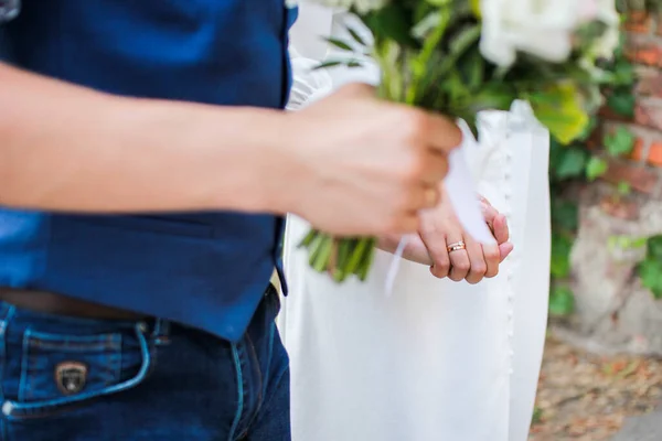 Man Och Förälskad Kvinna Håller Varandras Händer — Stockfoto