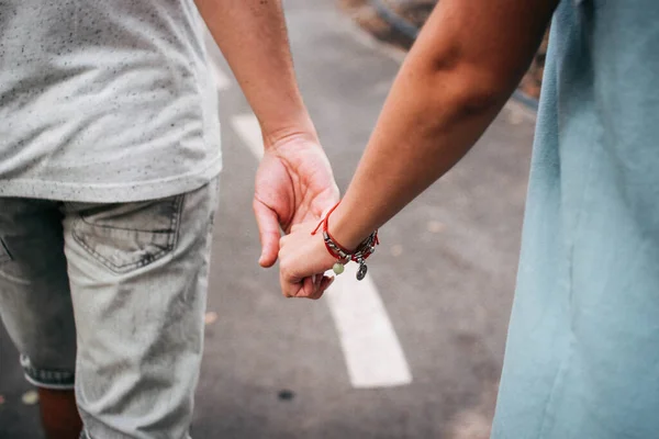 Man Och Förälskad Kvinna Håller Varandras Händer — Stockfoto