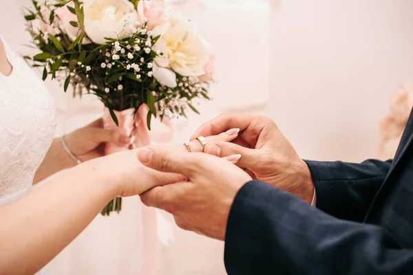 Man Legt Zijn Hand Trouwring Van Zijn Geliefde — Stockfoto