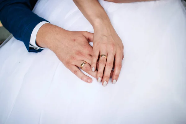 那家伙把手伸向他心爱的人的结婚戒指 — 图库照片